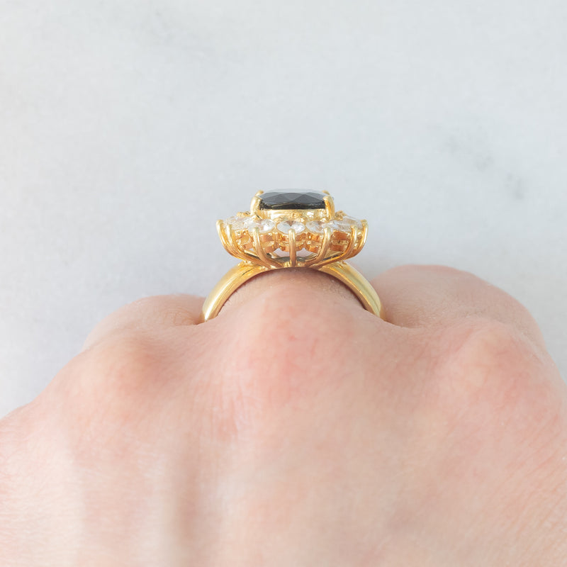 Anello a margherita vintage in oro giallo 18K con zaffiro (4.40ct ca.) e diamanti di taglio brillante (1.68ctw ca.), anni ‘70/‘80