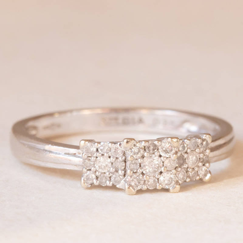 Anello “trilogy” in oro bianco 9K con diamanti (0.25ctw ca.), anni ‘80/‘90