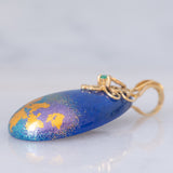Collana moderna con filo di vetri blu e con pendente in oro giallo 18K con lapislazzuli, smeraldo e diamante