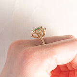 Bague marguerite en or jaune 14 carats avec émeraude (environ 0.70 ct) et diamants taille brillant (environ 0.80 ct), années 70