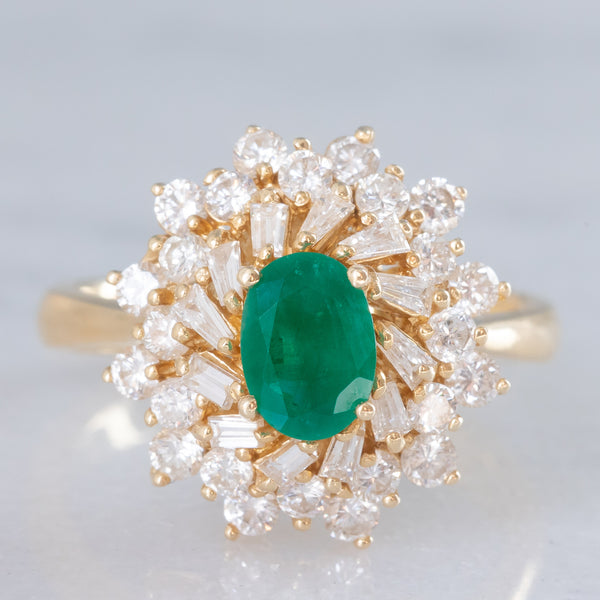 Anello ballerina vintage in oro giallo 14K con smeraldo (0.50ct ca.) e diamanti di taglio brillante e tapered (0.96ctw ca.), anni ‘80