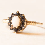 Vintage-Gänseblümchenring aus 9-karätigem Gelbgold mit Opal (ca. 0.22 ct) und Saphiren (ca. 0.30 ctw), Jahr 1986