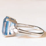 Ring aus 18-karätigem Weißgold mit blauem Topas (ca. 7 ct) und Diamanten im Marquise-Schliff (ca. 0.60 ctw), ca. 80er/90er Jahre.