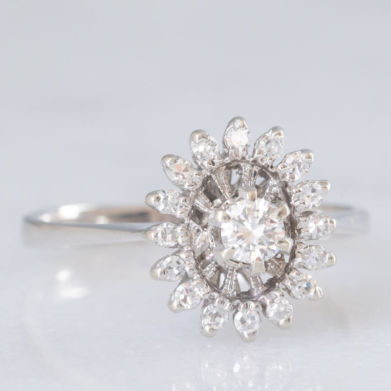 Anello a margherita in oro bianco 18K con diamanti (0.32ctw ca.), anni ‘70
