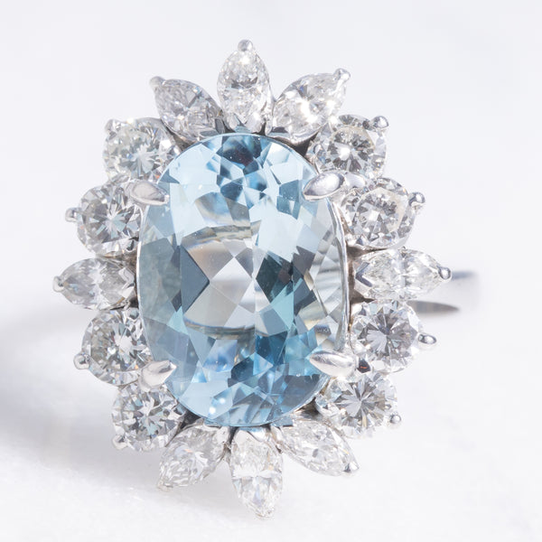 Anello a margherita vintage in oro bianco 8K con acquamarina (5.18ct ca.) e diamanti di taglio brillante e di taglio marquise (2.50ctw ca.), anni ‘70/‘80