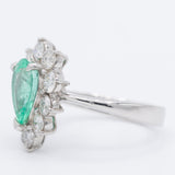 Anello a margherita vintage in platino con smeraldo di taglio a goccia (1.05ct) e diamanti di taglio brillante (1ctw), anni ‘80