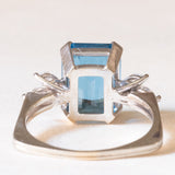 Ring aus 18-karätigem Weißgold mit blauem Topas (ca. 7 ct) und Diamanten im Marquise-Schliff (ca. 0.60 ctw), ca. 80er/90er Jahre.