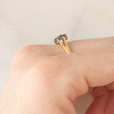 Anello a fiore vintage in oro giallo 9K con zaffiri (0.30ctw ca.) e diamante, anno 1977