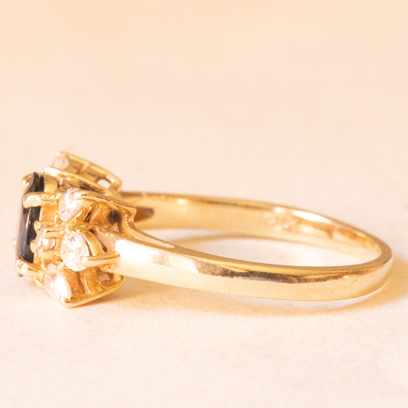 Anello vintage in oro giallo 14K con zaffiro (0.75ct ca.) e diamanti di taglio brillante e a goccia (0.50ctw ca.), anni ‘80