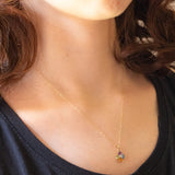 Vintage-Halskette mit Kette aus 9-karätigem Gelbgold und Blumenanhänger aus 9-karätigem Gelbgold mit farbigen Steinen im Herzschliff und Diamanten