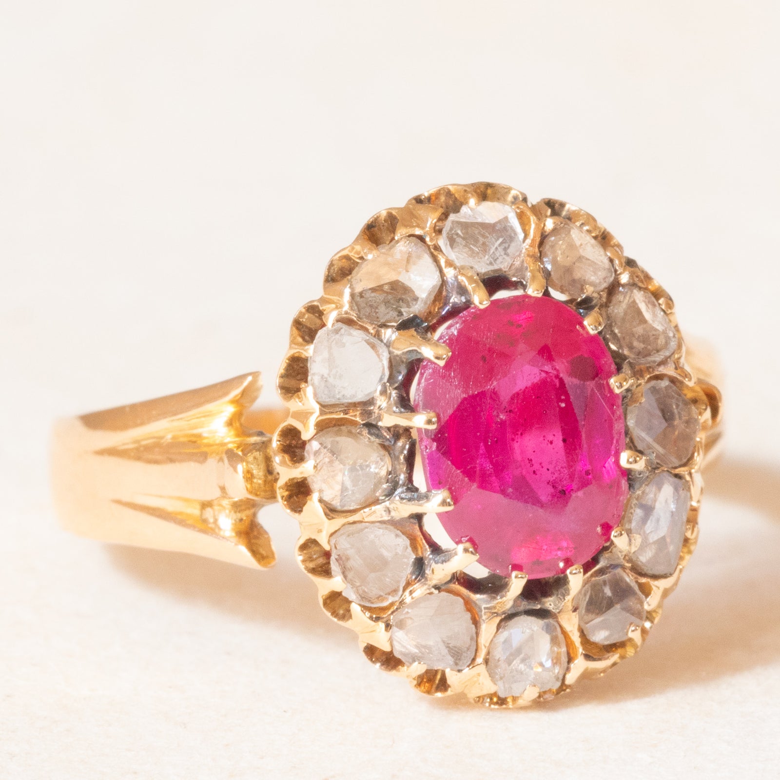 Anello a margherita antico in oro giallo 18K con rubino sintetico