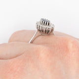 Anello a margherita navette vintage in oro bianco 14K con zaffiro (0.60ct ca.) e diamanti (0.42ctw ca.), anni ‘70
