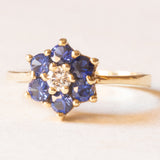 Vintage 14K yellow gold daisy ring with synthetic sapphires (approx. 0.60ctw) and brilliant cut diamond (approx. 0.10ct), 80s/90s