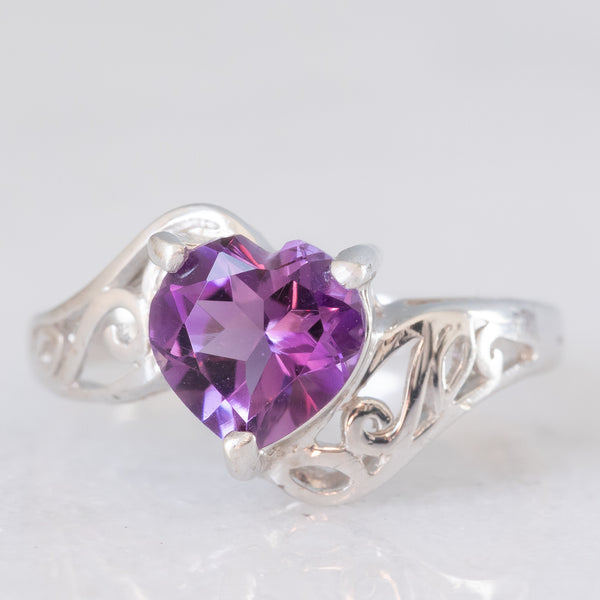 Solitario vintage in oro bianco 9K con ametista di taglio a cuore (1ct ca.) e decorazioni a traforo, anni ‘90