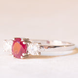 Vintage-Trilogie aus 18 Karat Weißgold mit Rubin (ca. 1 ct) und Diamanten im Brillantschliff (ca. 0.42 ctw)