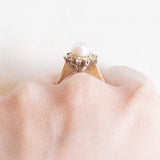 Vintage-Gänseblümchenring aus 14-karätigem Gelb- und Weißgold mit weißer Perle und Diamanten im Brillantschliff (ca. 0.18 ctw), 70er Jahre