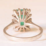 Anello a margherita vintage in oro bianco 14K con smeraldo (1.70ct ca.) e diamanti (0.28ctw ca.), anni ‘70