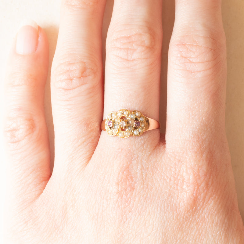 Anello antico in oro giallo 16K con diamante di taglio rosetta, rubini e perline bianche, fine ‘800/inizio ‘900