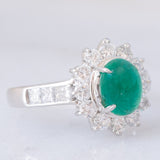 Anello a margherita in platino con smeraldo cabochon (1.35ct) e diamanti (1.13ctw), anni ‘70/‘80