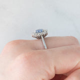 Anello a margherita in oro bianco 18K con zaffiro azzurro (0.80ct ca.) e diamanti di taglio brillante (0.70ctw ca.), anni ‘70/‘80