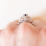 Anello vintage in oro bianco 18K con zaffiro (0.50ct ca.) e diamanti di taglio brillante (0.36ctw ca.), anni ‘50/‘60