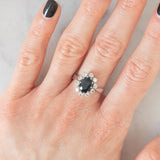 Gänseblümchenring aus 14 Karat Weißgold mit Saphir (ca. 1.50 ct) und Diamanten im Brillantschliff (ca. 0.60 ctw), 70er Jahre