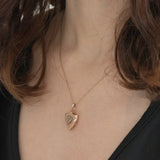 Ciondolo portafoto antico a forma di scudo in oro giallo 9K con perline bianche, primi del ‘900