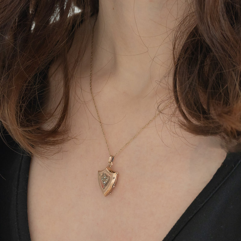 Ciondolo portafoto antico a forma di scudo in oro giallo 9K con perline bianche, primi del ‘900