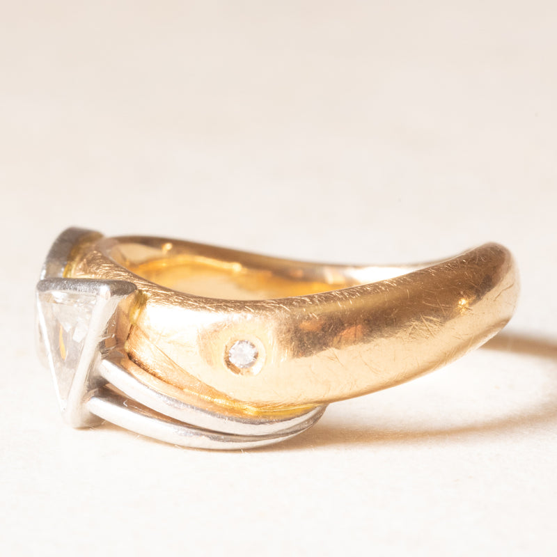 Anello astratto in oro giallo e bianco 18K con diamanti (centrale di di taglio triangolare e di 0.33ct ca.) e rubino di taglio a goccia (0.25ct ca.), anni ‘70/‘80