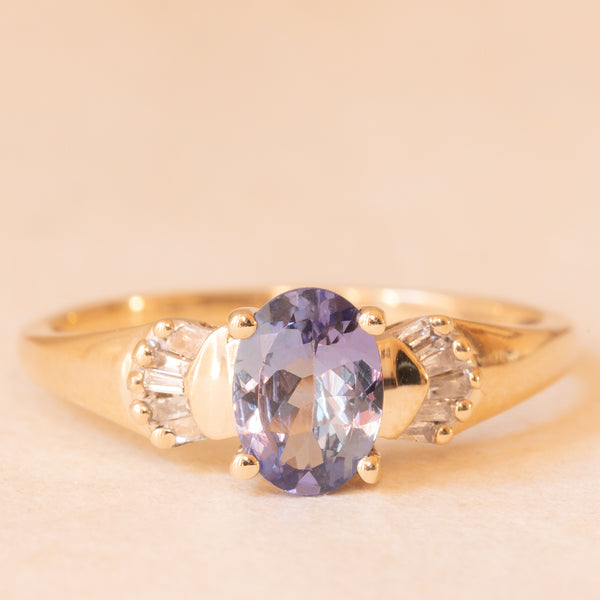 Anello ballerina vintage in oro giallo 9K con tanzanite (0.75ct ca.) e diamanti di taglio tapered (0.10ctw ca.), anno 2011