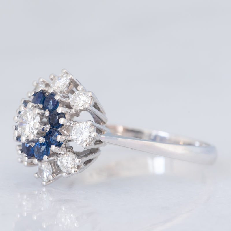Anello a fiore vintage in oro bianco 14K con diamanti di taglio brillante (0.84ctw ca.) e zaffiri (0.32ctw ca.), anni ‘70