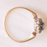 Anello a margherita in oro giallo e bianco 9K con topazio azzurro (0.40ct ca.) e diamanti (0.12ctw ca.), anno 1989