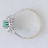 Anello a margherita vintage in oro bianco 14K con smeraldo (0.40ct ca.) e diamanti di taglio brillante (0.20ctw ca.), anni ‘80