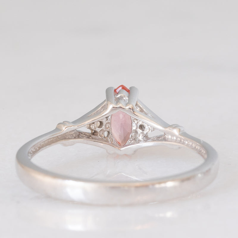 Trilogy vintage in oro bianco 14K con topazio arancione (0.34ct ca.) e diamanti di taglio brillante (0.02ctw ca.), anni ‘80/‘90