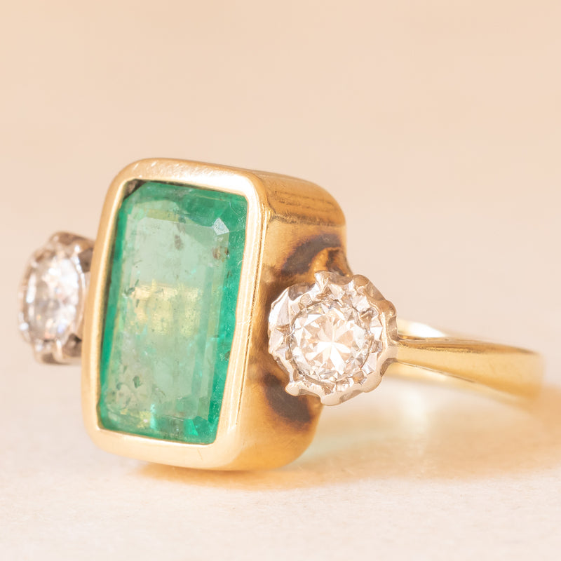 Trilogy vintage in oro giallo e bianco 18K con smeraldo (1.70ct ca.) e diamanti di taglio brillante (0.30ctw ca.), anno 1984