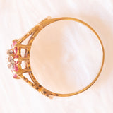 Vintage-Blumenring aus 9-karätigem Gelb- und Weißgold mit synthetischen Rubinen (ca. 0.40 ctw) und Diamant sowie mit seitlichen Verzierungen in Form von Blättern, 1989
