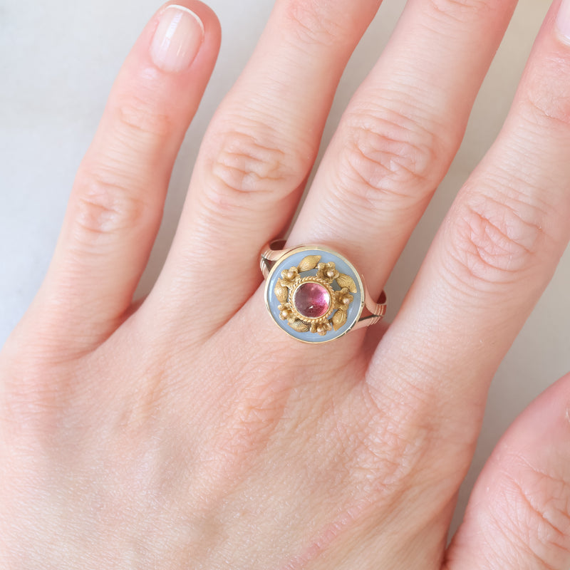 Anello antico in oro giallo 8K con calcedonio azzurro e tormalina rosa, primi del ‘900