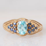 Anello vintage in oro giallo 9K con apatite (0.80ctw ca.) e zaffiri (0.37ctw ca.), anni ‘80/‘90