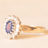 Anello a margherita vintage in oro giallo e bianco 9K con zaffiro (0.50ct ca.) e diamanti di taglio brillante (0.20ctw ca.), anni ‘70/‘80