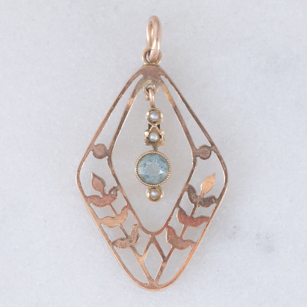 Pendente antico lavalier in oro giallo 9K con pasta di vetro azzurra e perline bianche, anni ‘10/‘20