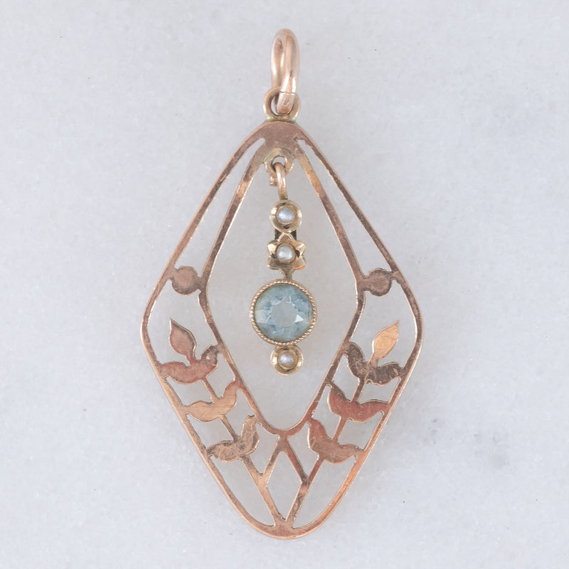 Pendente antico lavalier in oro giallo 9K con pasta di vetro azzurra e perline bianche, anni ‘10/‘20