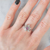 Anello a fiore vintage in oro bianco 14K con rubino (0.20ct ca.) e diamanti (0.20ctw ca.), anni ‘70