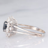 Anello a margherita vintage in oro bianco 18K con zaffiro (1.30ct ca.) e diamanti di taglio brillante (1.30ctw ca.), anni ‘70