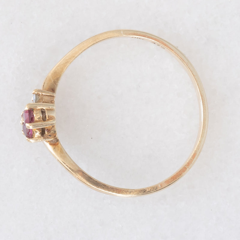 Anello vintage in oro giallo 9K con rubini (0.12ctw ca.) e diamante (0.02ct ca.), anno 1981