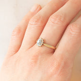 Anello a margherita vintage in oro giallo 9K con topazio azzurro (0.30ct ca.) e diamanti (0.06ctw ca.), anni ‘80