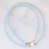 Collana moderna con acquamarine, perla bianca e oro giallo 14K