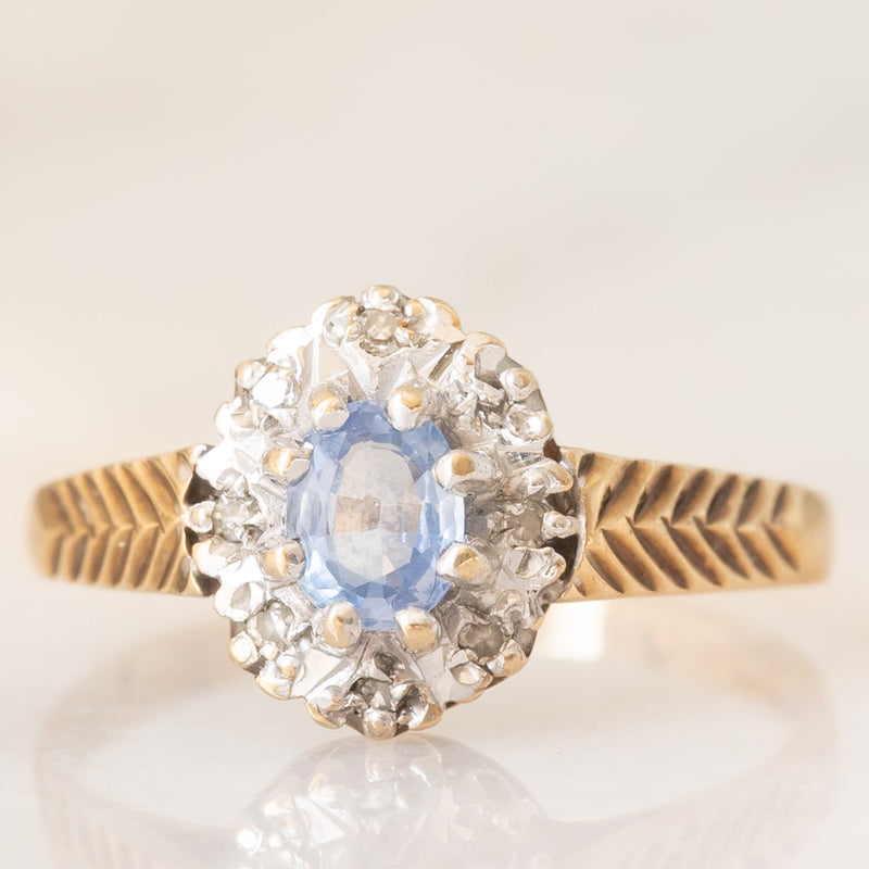 Anello a margherita in oro giallo 9K con zaffiro (0.35ct ca.) e diamanti (0.04ctw ca.), anno 1991