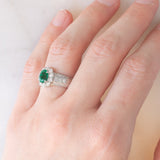 Anello a fiore vintage in platino con smeraldo (0.81ct) e diamanti (0.93ctw), anni ‘80