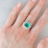 Anello vintage in oro bianco 14K con smeraldo (2ct ca.) e diamanti di taglio brillante (1.40ctw ca.), anni ‘60/‘70