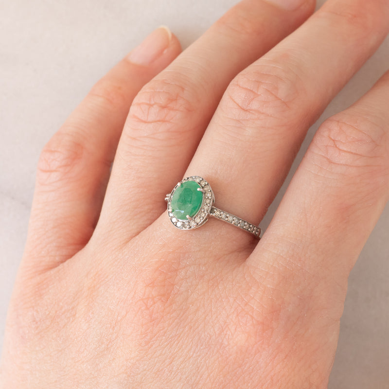 Anello a margherita moderno in oro bianco 9K con smeraldo (1ctw ca.) e diamanti (0.36ctw ca.)